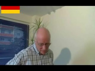 Німецька дідусь йде попереду молодий sweetheart виявилося на