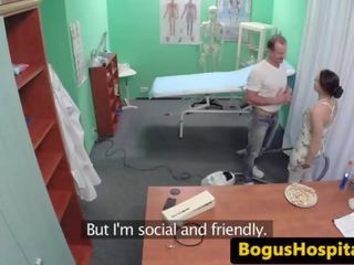 Intern 前刘海 清洁的 女佣 上 床