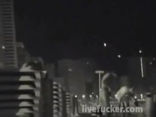 醉 女孩 越来越 性交 中 该 夜晚 在 该 海滩
