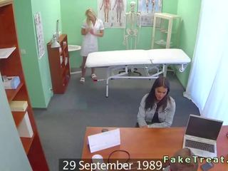 Obrovský kozičky pacient prst podle zdravotní sestra v falešný nemocnice