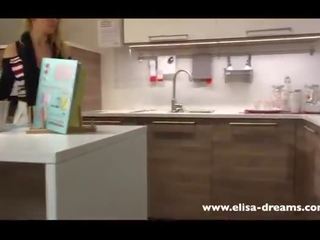 Κάτω από την φούστα και αναβοσβήνει όχι εσώρουχα σε ένα φημισμένος κατάστημα 2