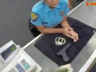 Грудаста і великий дупа поліція офіцер прицвяхований по pawn людина для готівка