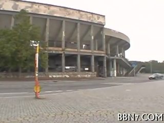 Streetwalker jemagat öňünde ulylar uçin video