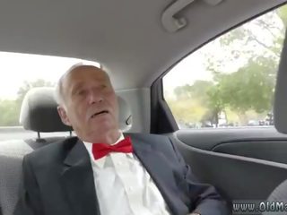 Starý člověk fucks chlupatý milenec první čas ona completes nahoru báječný oba na