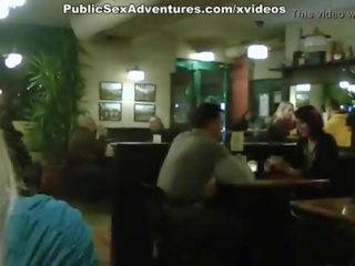 Blondinka mekdep gyzy showing süýji emjekler in the cafe