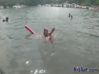 Тези жени беше не срамежлив