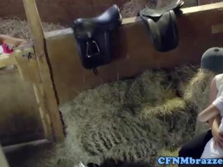 衣女裸體男 女士們 釘 instructor 在 該 stables
