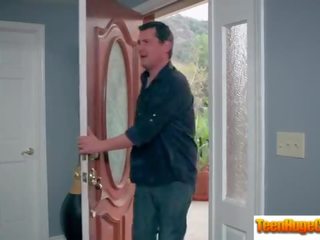 Besar tusukan tiang naik di kamera oleh desiring remaja muda perempuan (janice griffith) vid-14