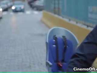 Секси брюнетка дъщеря обича смучене