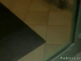 Príťažlivé zadok blondýna amatérske vyzdvihnúť hore na the ulice a fucked v hotel izba
