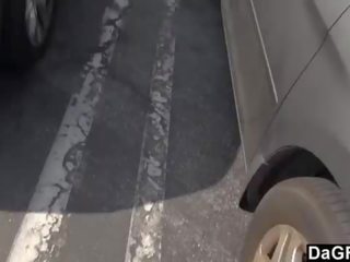 Poraščeni blondinke je dobra odrasli film na na cesta s a neznanec