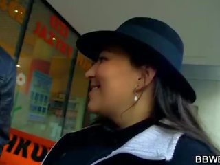 他 picks 向上 可愛 脂肪 和 亂搞 她的