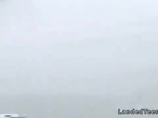 Costumed 青少年 hitchhiker 拍着 巨大 啄木鸟 户外