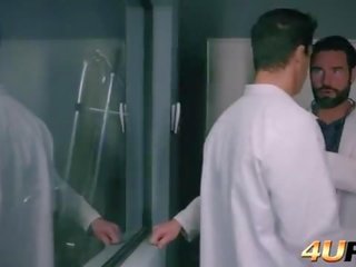 Dokter membantu ini perempuan kecanduan seks untuk quench dia haus untuk dewasa film di itu sama waktu
