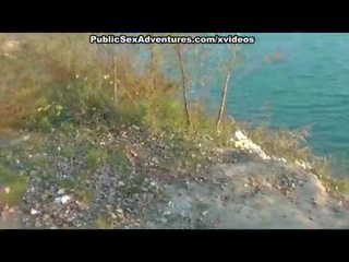 ब्लोंड सकिंग पास the lake