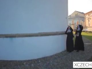 古怪 xxx 視頻 同 catholic 修女! 同 怪物!