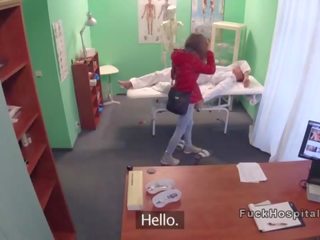 ผอมบาง ผู้ป่วย ตื่น ขึ้น และ fucks เจ้านาย