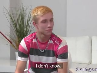 女性 エージェント ととも​​に ストラップ 上の クソ stripling アップ 彼の 尻 上の カウチ