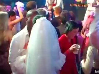 Super desiring brides suck big cocks in jemagat öňünde
