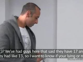 Muskul buddy me i madh shpoj fucks femër agjent