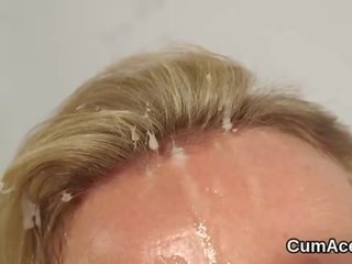 Извратен праскова получава празнене на тя лице gulping всички на натоварване