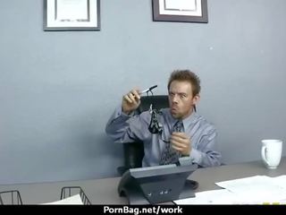 פלרטטנית עובד נשים ב משרד 11
