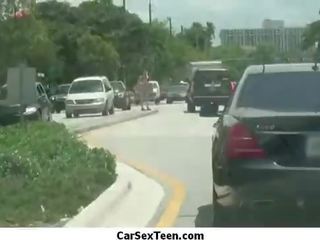 Amatieri pusaudze dāma hitch hiking par a braukt un izpaužas the galīgais automašīna jāšanās 18