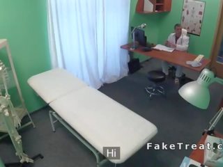Specialist cums на patients дупе от зад