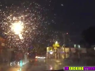 Minuscolo e bruna gia paige prende raccolto su e scopata da sconosciuto