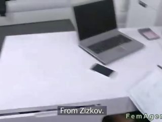 거유 여자 에이전트 엿 에 주조 에 사무실