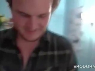 Kolledž ühiselamu tuba coeds keppimine sisse pov stiil