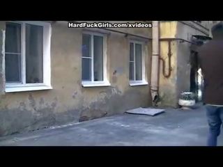 Fascinerende blond fanget og knullet i en abandoned hus