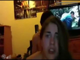 Chica pone los ojos en blanco