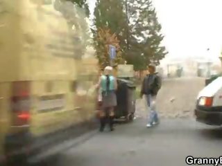 Knoflíček výběry nahoru a fucks an starý děvka