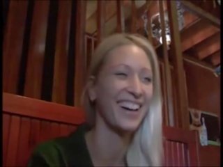 Tsek bata babae pumulandit sa likod ofice bar