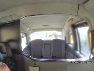 巨乳 特點 在 bruises 拍著 同 背帶 上 在 假 出租車