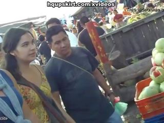 দপ্তরে উপরের স্কার্ট এর তরুণ mademoiselle