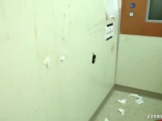 Провокаційний смаглява користується дрочіння це біла джонсон