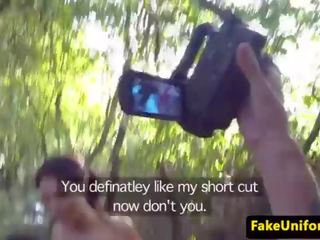 Brit stunner 性交 由 假 警察 二人 在戶外