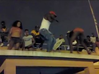 Publicidade angolana- si baconas rainhas das festas 2