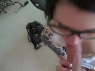 Emo dáma dává hlava na a tuk bodnutí