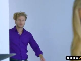 Người giúp việc deity với to ngực được fucked lược qua các chồng