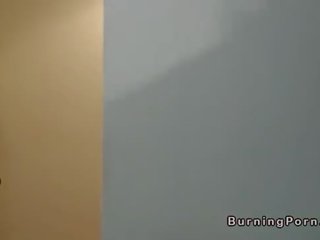 大 奶 紋身 褐髮女郎 亂搞 巨大 陽具 在 床