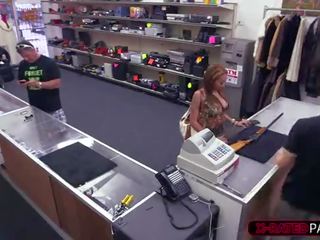 Pistole a kočička dostane pawned na pawnshop