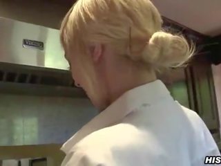 Alt stunner emma mae sõrmede sisse a köögis