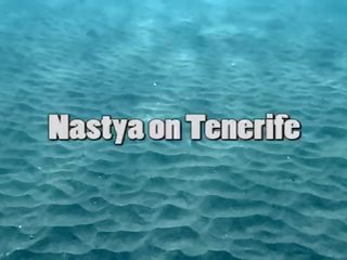 有吸引力 nastya 泳 裸体 在 该 海