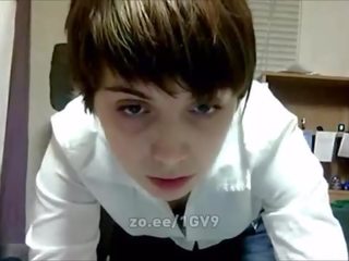 Adoleshent strips larg rroba në të mbathura dhe pastaj lakuriq në kamera për partner
