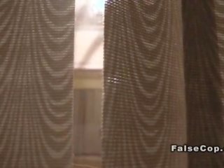 マスクされた 偽 警官 と superman バング 大きな衝撃を与えるもの