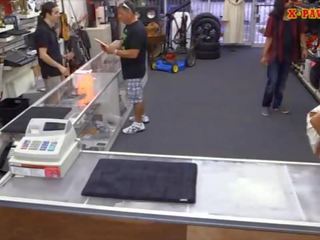 Великий цицьки mademoiselle pawns її манда і вдарив на в pawnshop