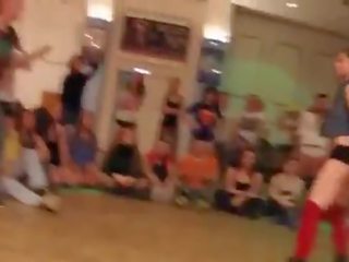 Біла дорогий twerk cypher! коледж